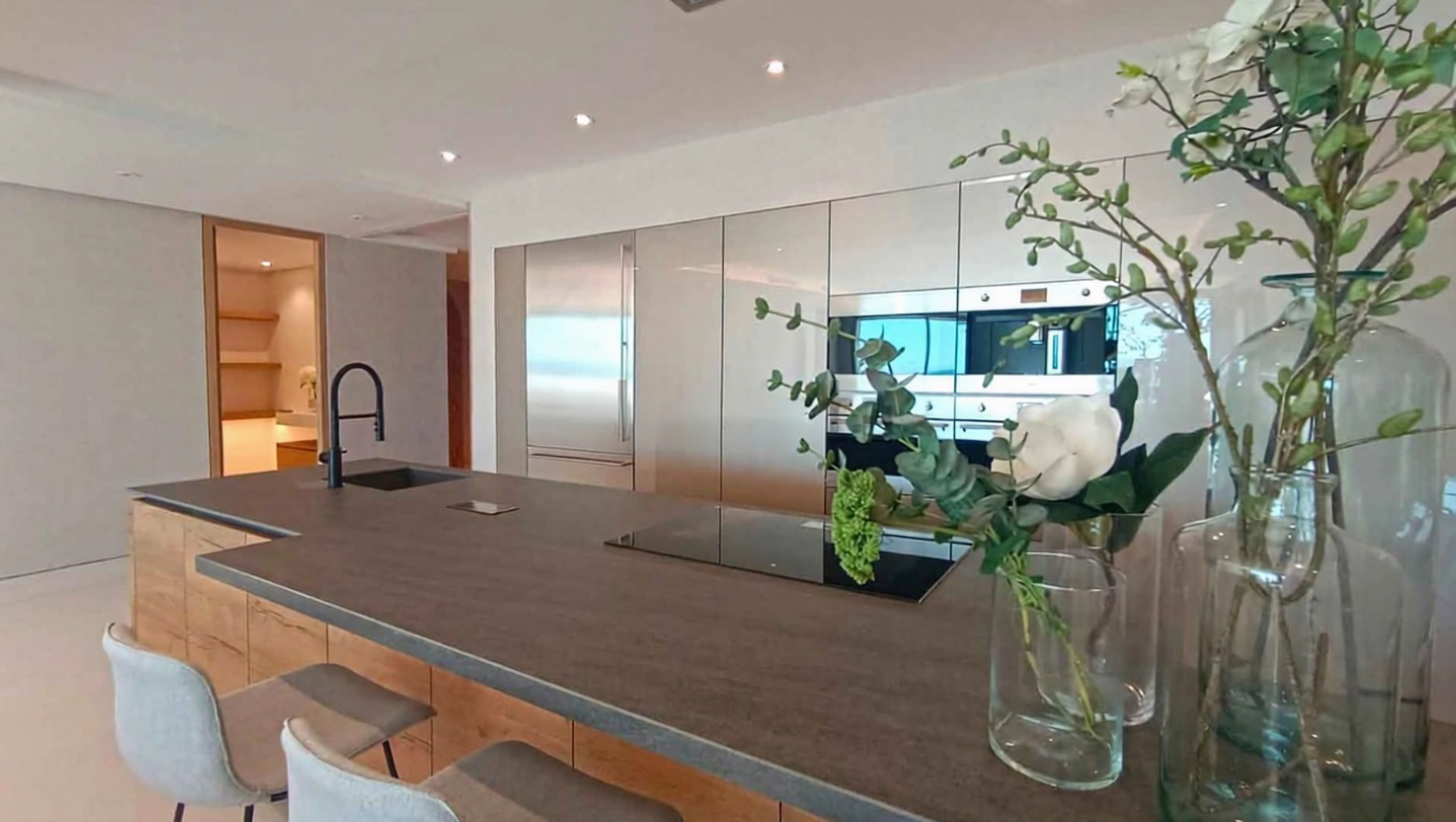 Beachfront flat in Marbella — Kitchen