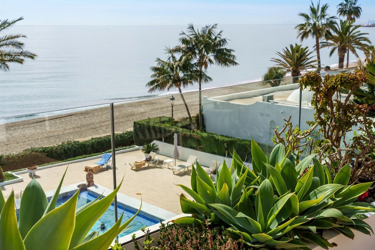 Beachfront flat in Marbella — Sea view