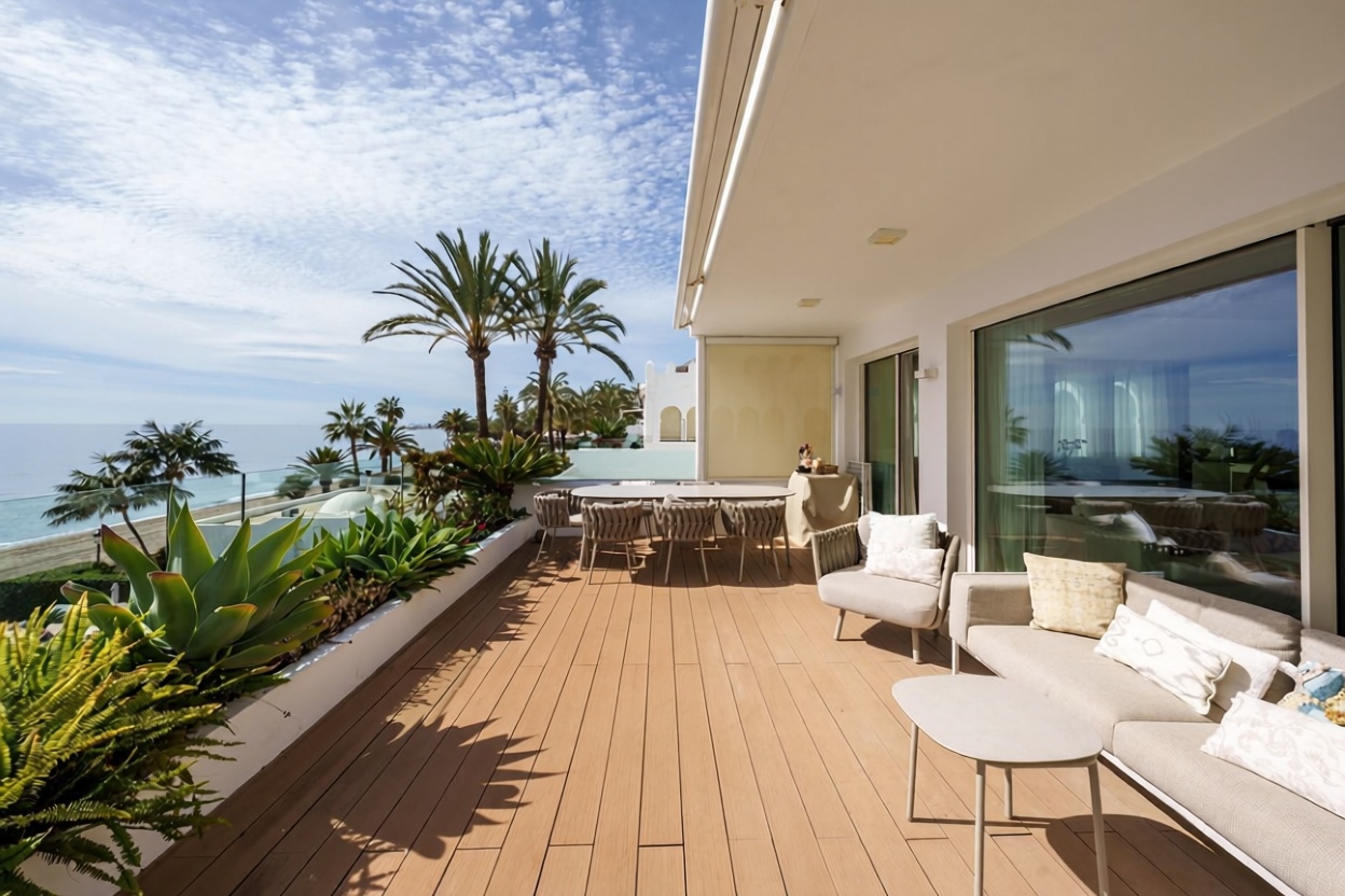Beachfront flat in Marbella — Sea terrace