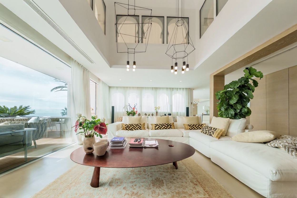 Beachfront flat in Marbella — Living room