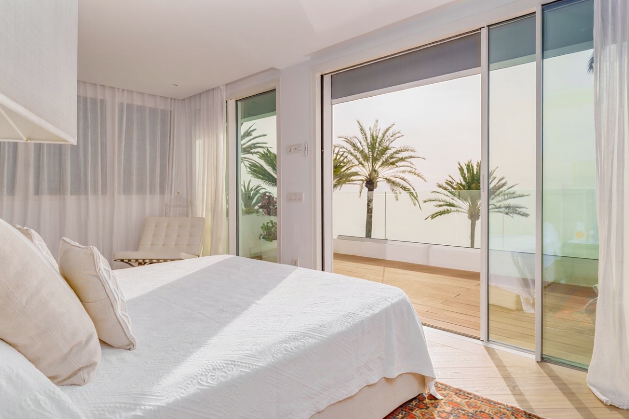 Beachfront flat in Marbella — Bedroom