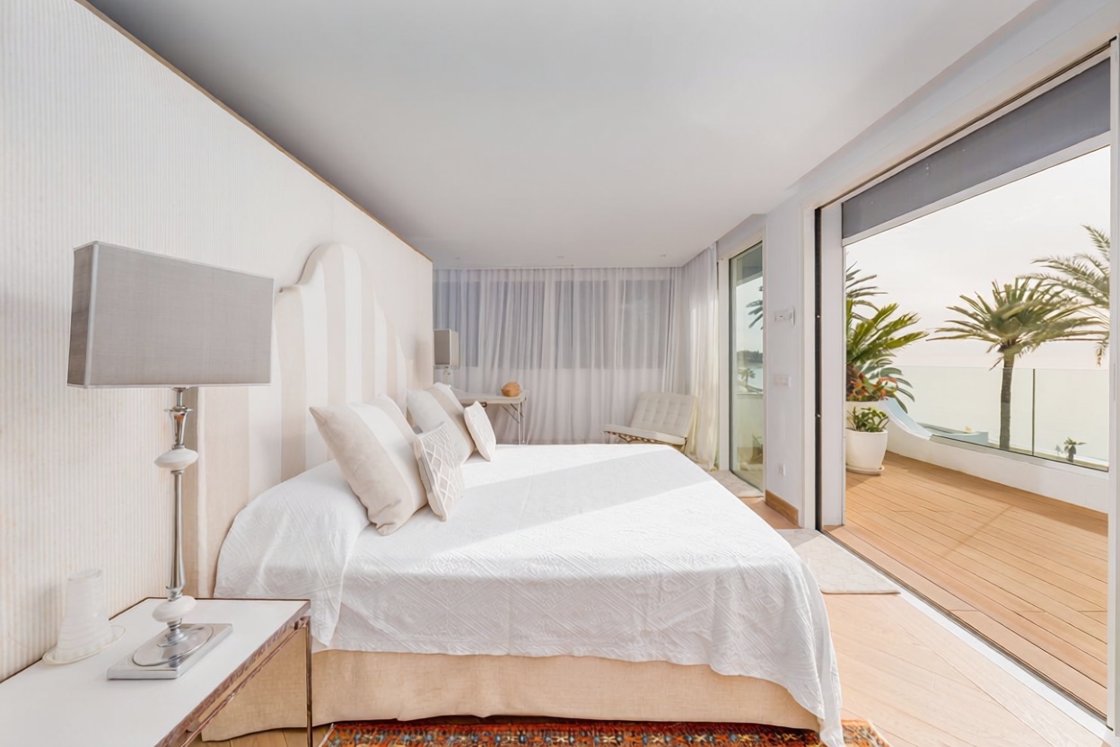 Beachfront flat in Marbella — Bedroom