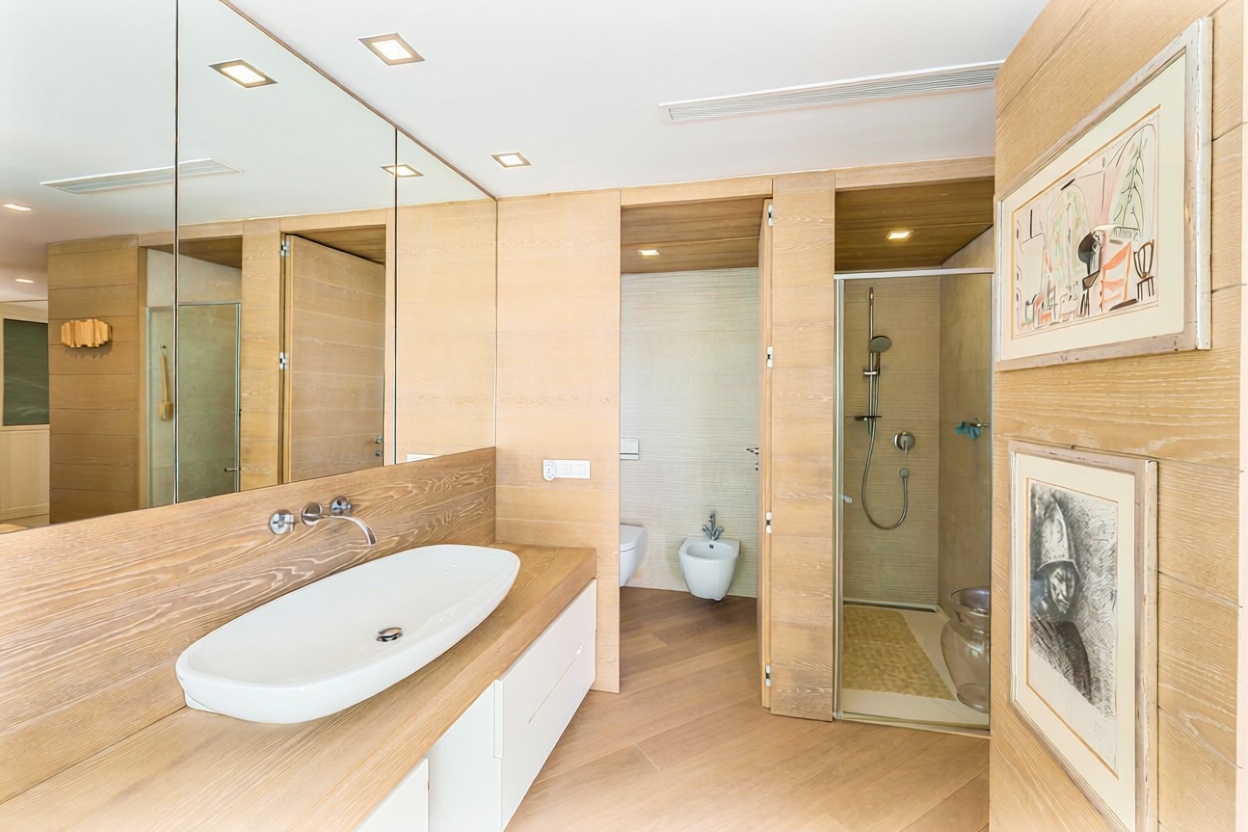 Beachfront flat in Marbella — Bathroom