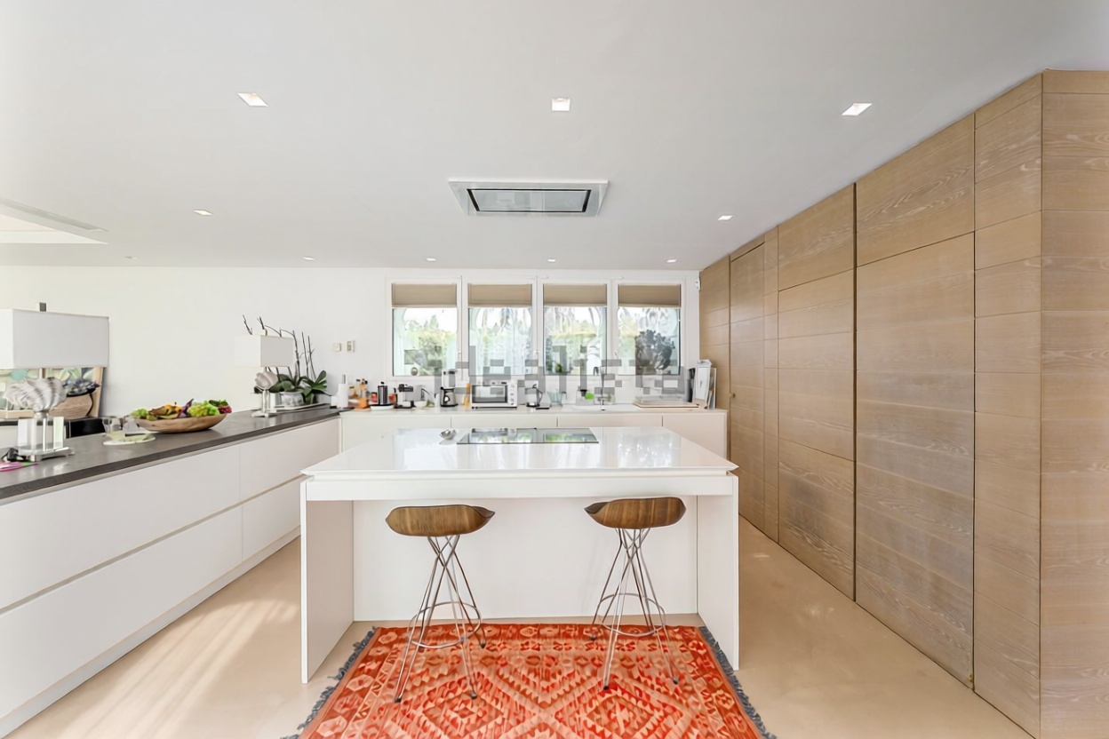 Beachfront flat in Marbella — Kitchen
