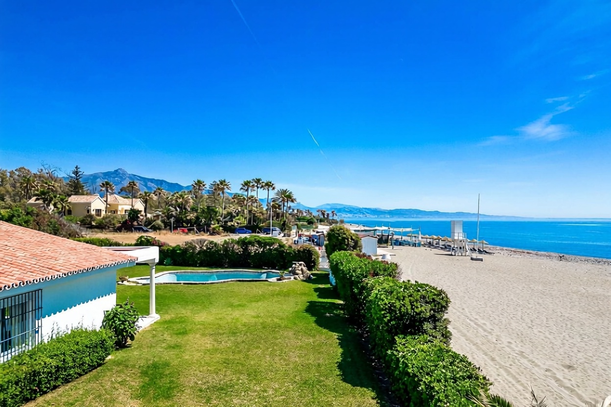 Chalet with direct beach access in Marbella — Sea view