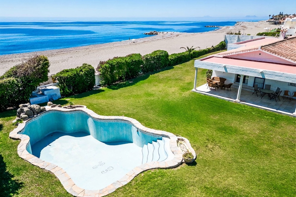 Chalet with direct beach access in Marbella — Sea view