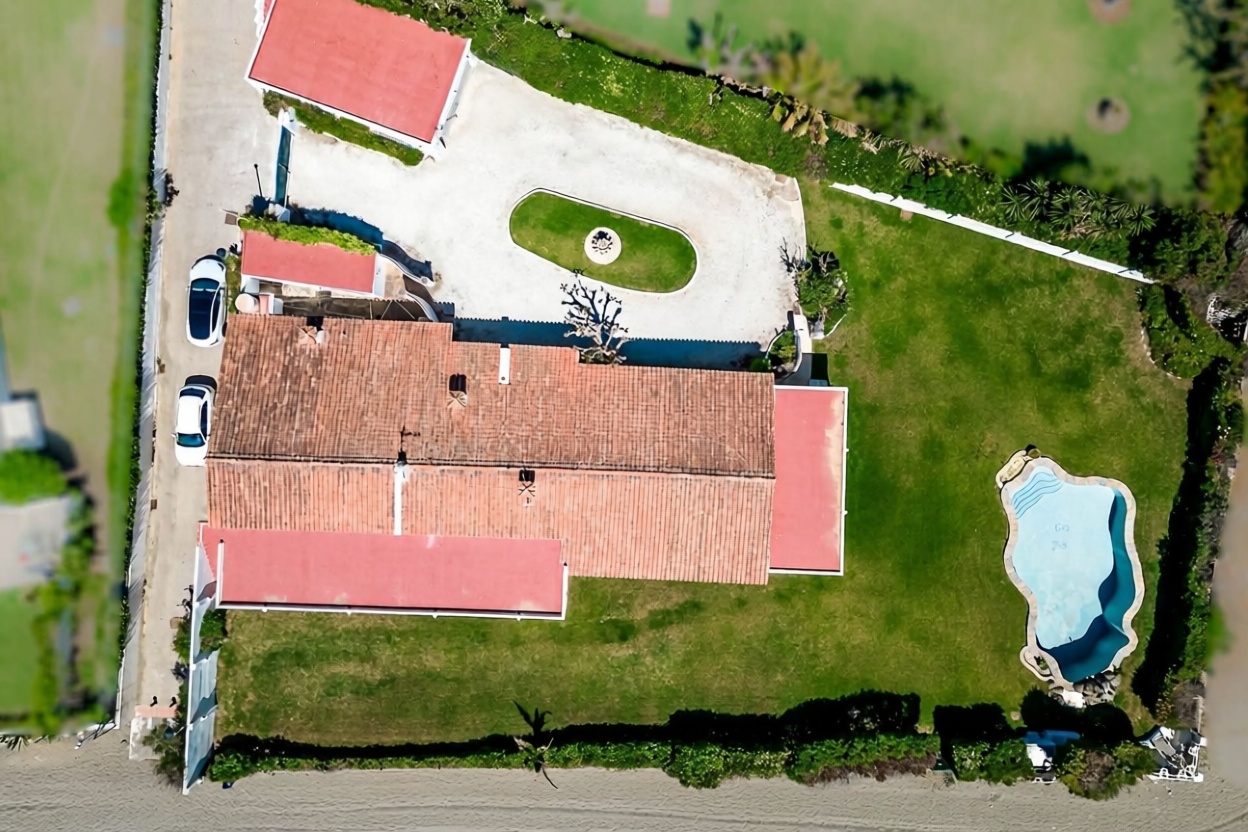 Chalet with direct beach access in Marbella — Sea view