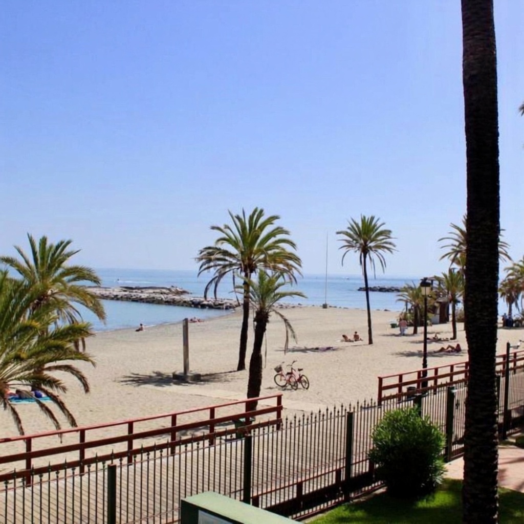 Beachfront flat in Marbella — Sea view