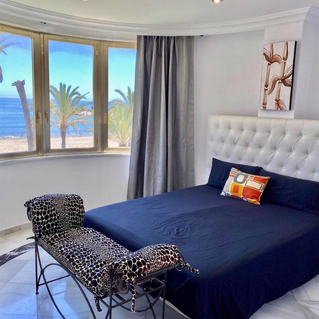 Beachfront flat in Marbella — Bedroom