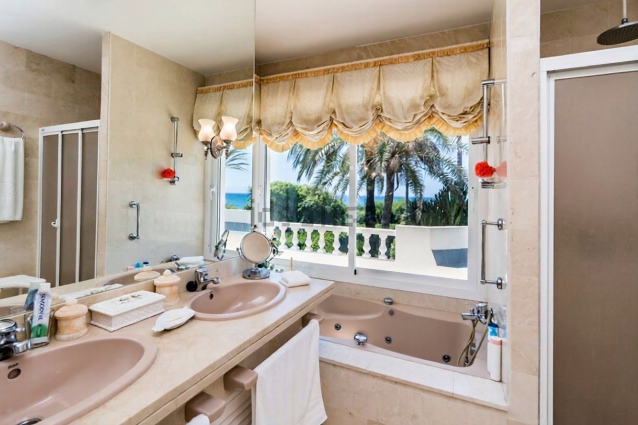 Chalet with direct beach access in Marbella — Sea terrace