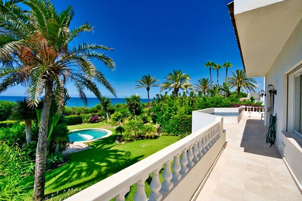 Chalet with direct beach access in Marbella — Bedroom