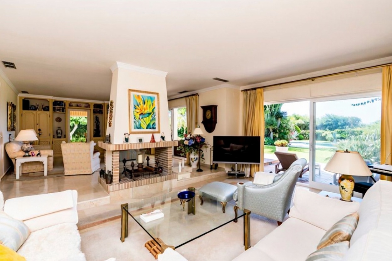 Chalet with direct beach access in Marbella — Living room