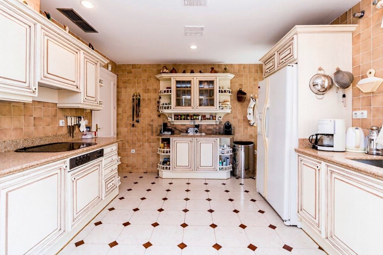 Chalet with direct beach access in Marbella — Kitchen