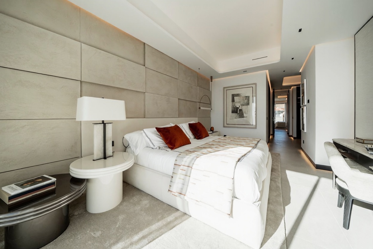 Beachfront duplex in Marbella — Bedroom