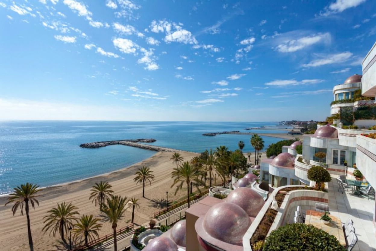 Beachfront duplex in Marbella