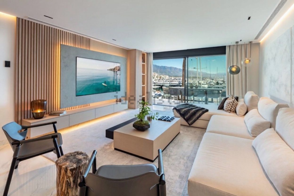 Seafront attic in Marbella — Living room