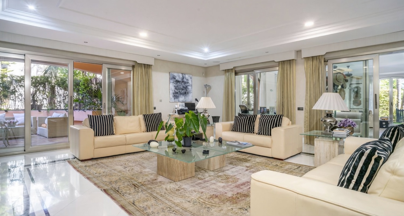 Квартира на продажу на первой линии пляжа в Marbella — Гостиная