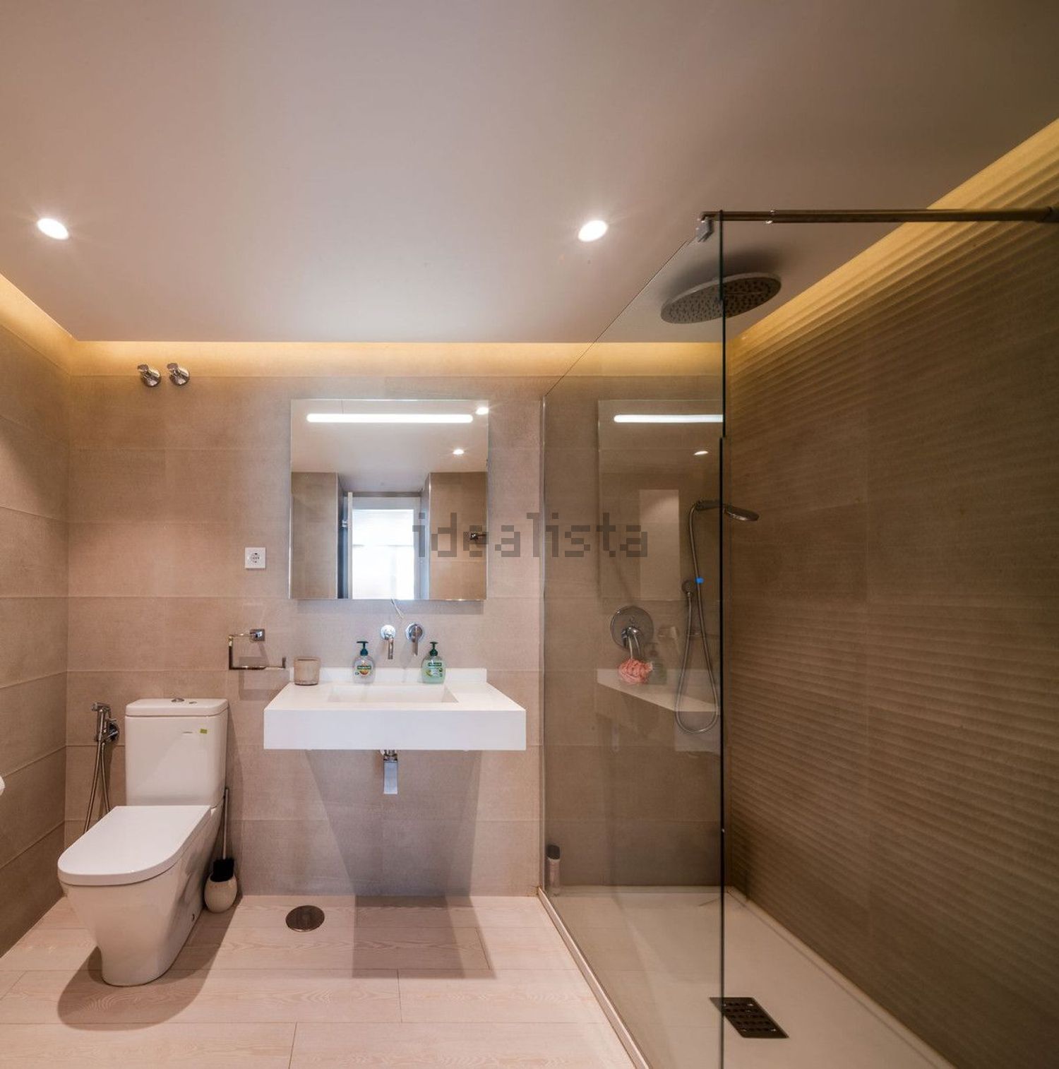 Beachfront flat in Marbella — Bathroom