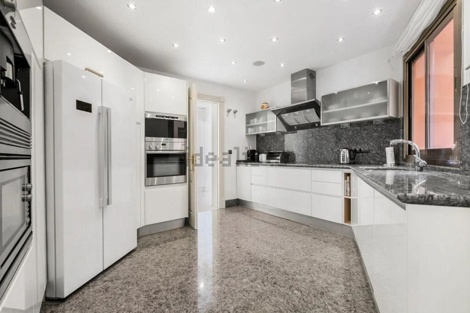 Appartement en première ligne de plage à Marbella — Cuisine