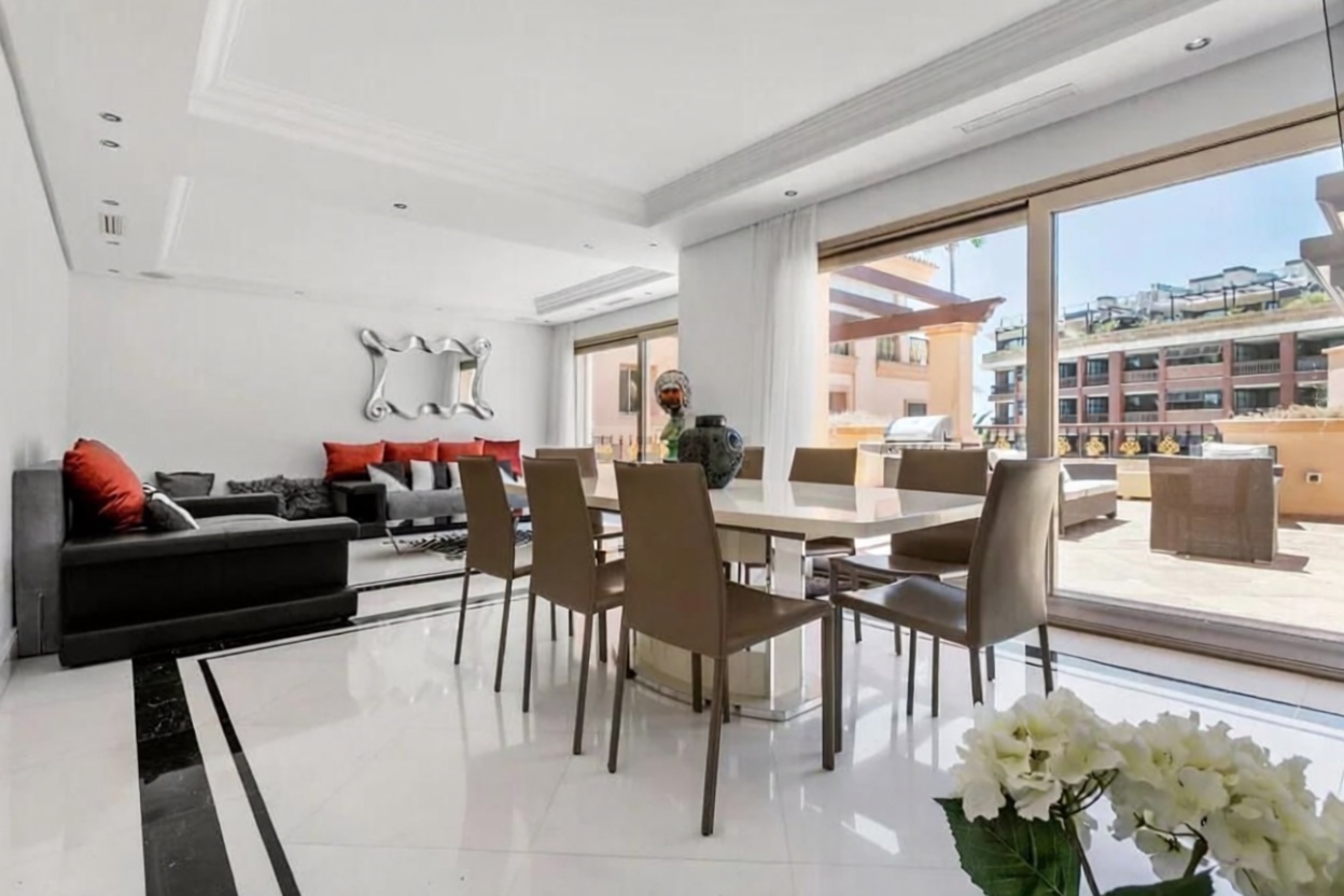 Квартира на продажу на первой линии пляжа в Marbella — Гостиная
