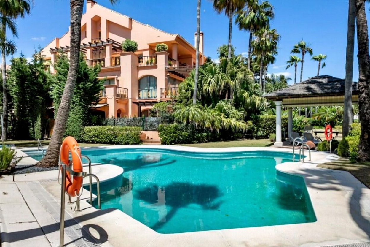 Квартира на продажу на первой линии пляжа в Marbella — Бассейн