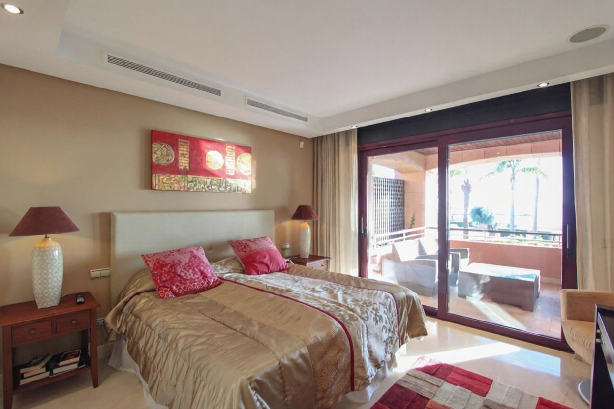 Квартира на продажу на первой линии пляжа в Marbella — Спальня