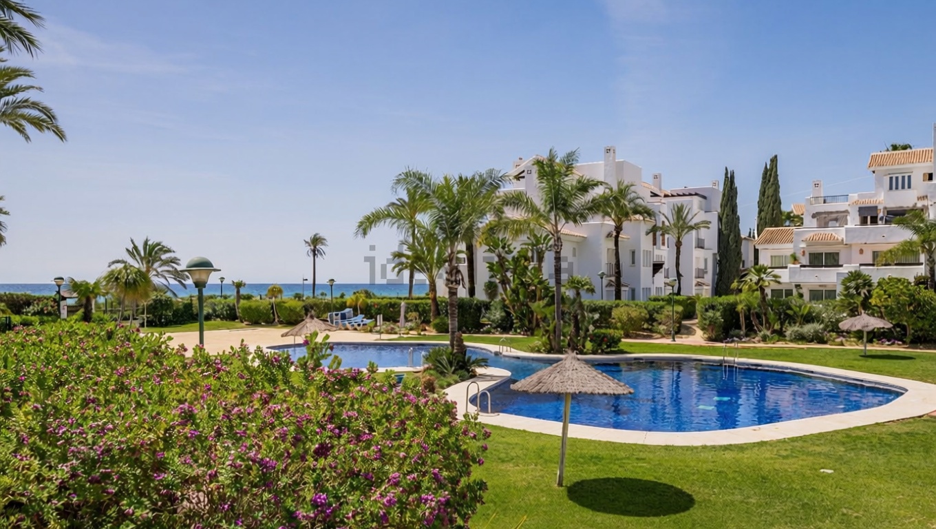 Квартира на продажу на первой линии пляжа в Marbella — Бассейн