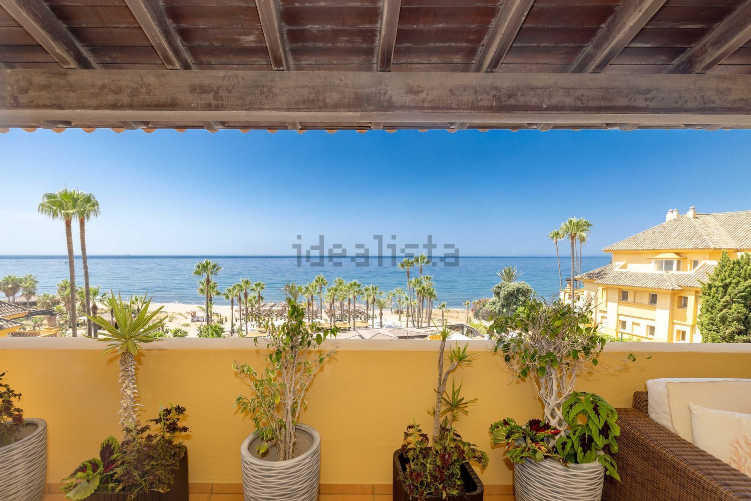Duplex en première ligne de plage à Marbella — Vue mer