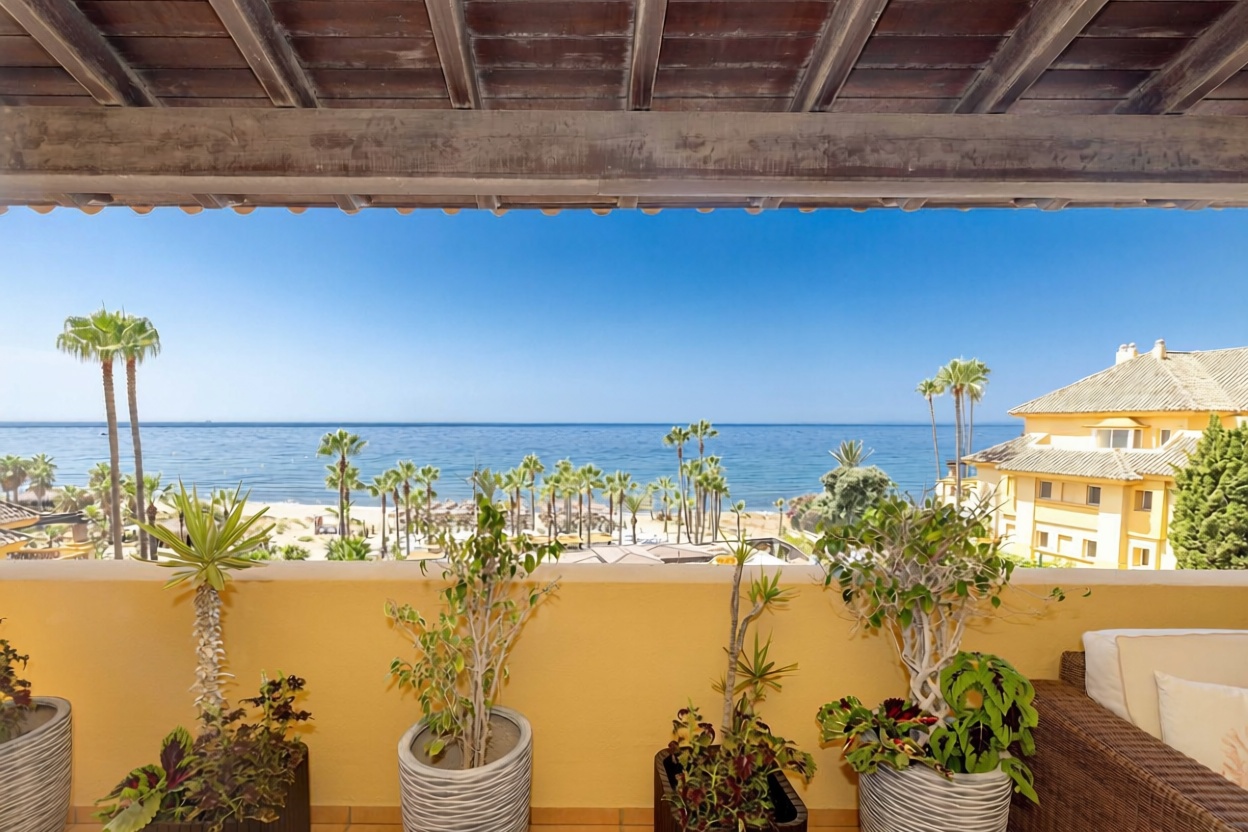 Duplexwohnung zum Verkauf in direkter Strandlage in Marbella — Meerblick