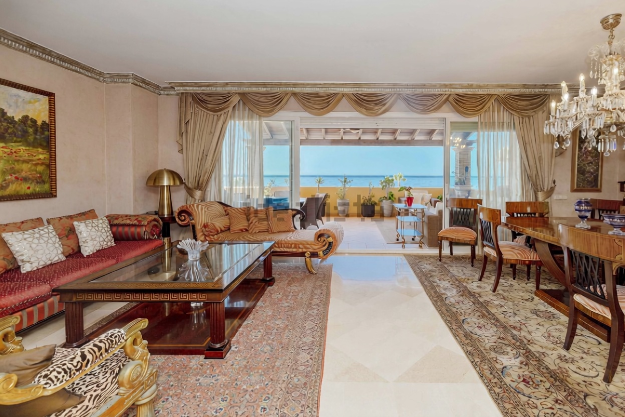 Duplexwohnung zum Verkauf in direkter Strandlage in Marbella — Wohnzimmer