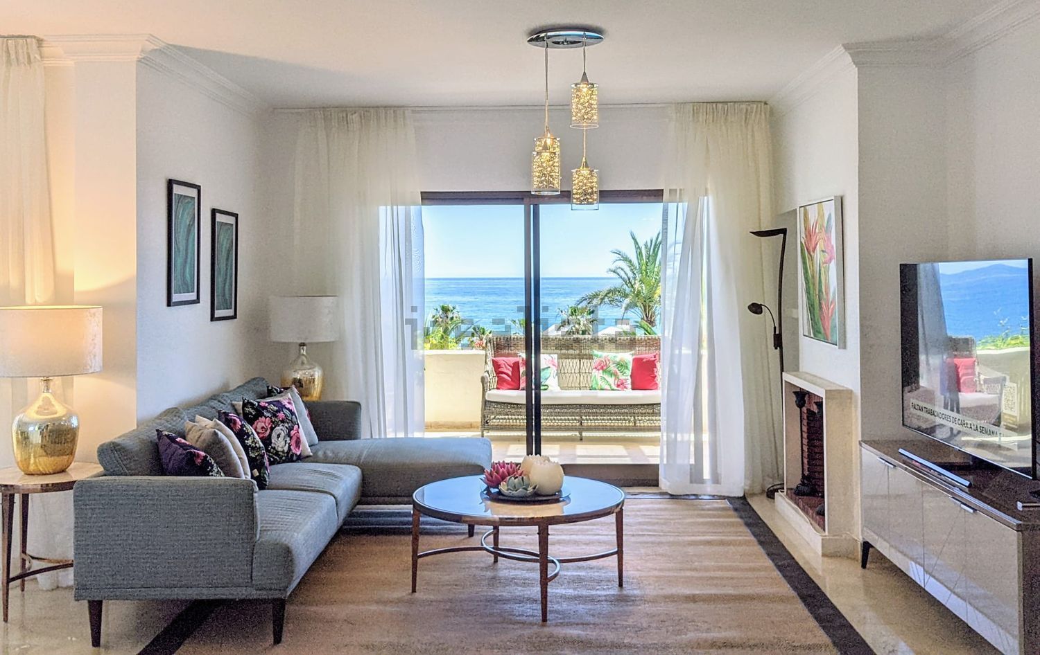 Seafront attic in Marbella — Living room