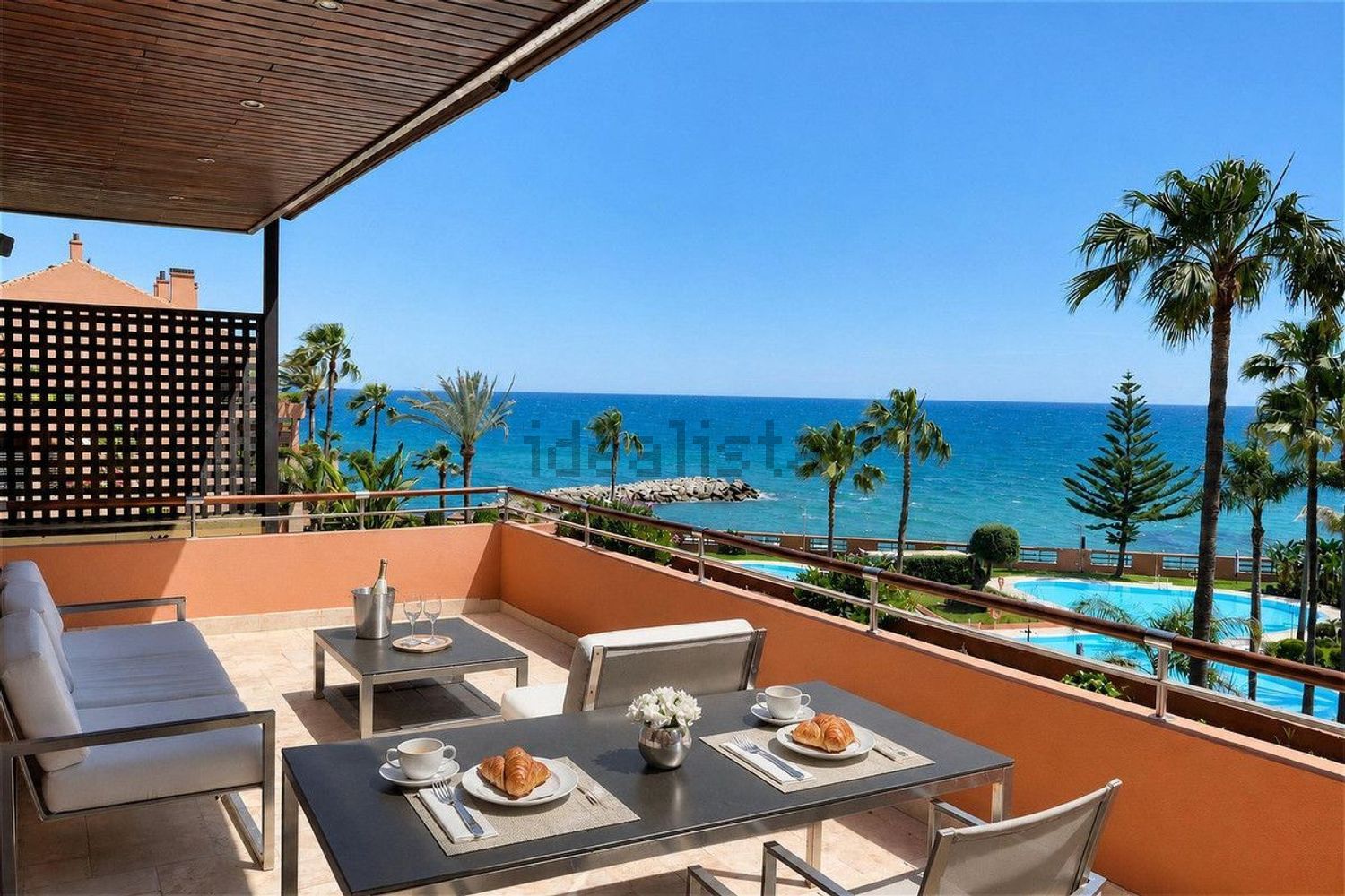 Appartement en attique en première ligne de mer à Marbella