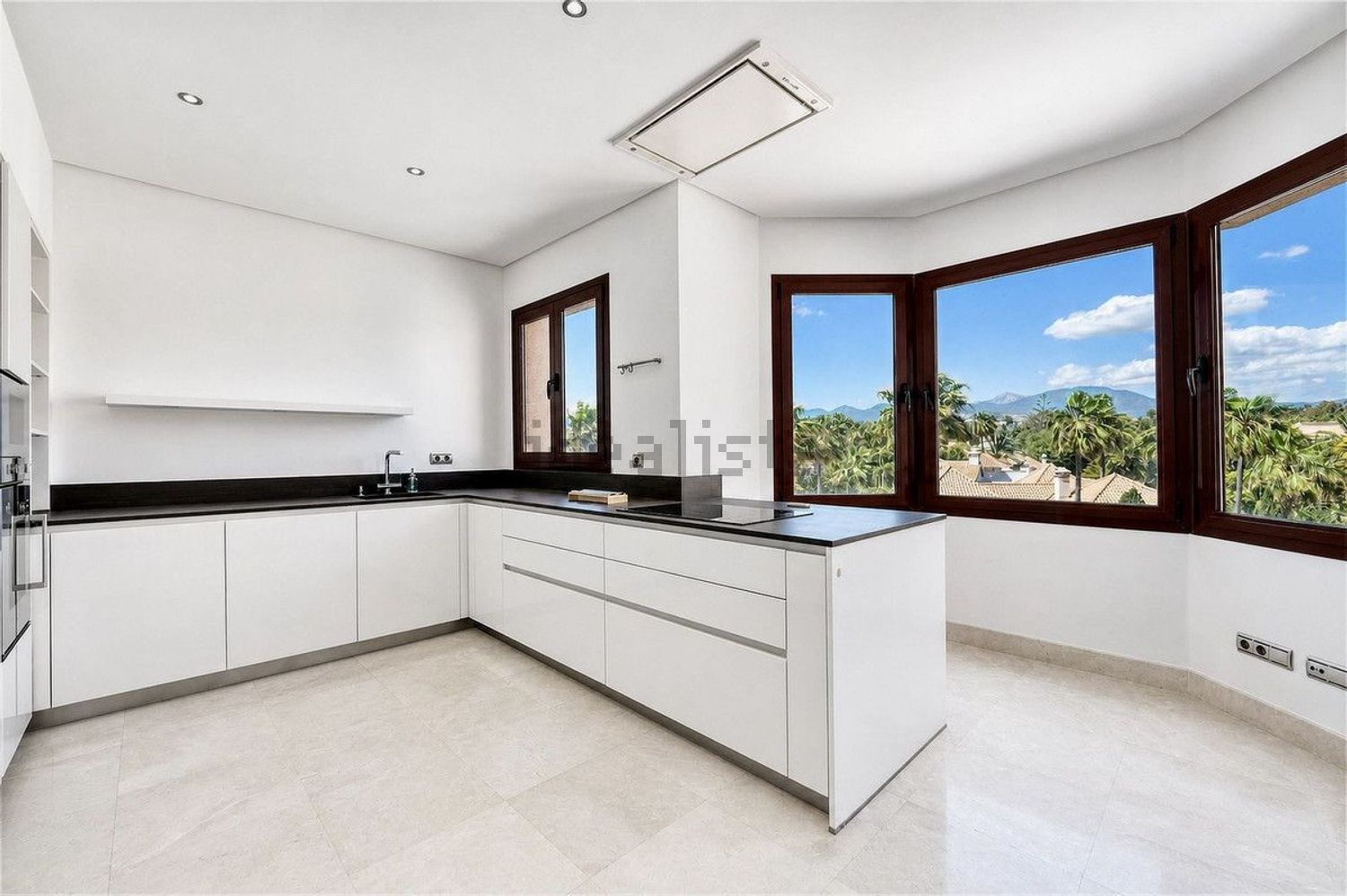 Seafront attic in Marbella — Kitchen