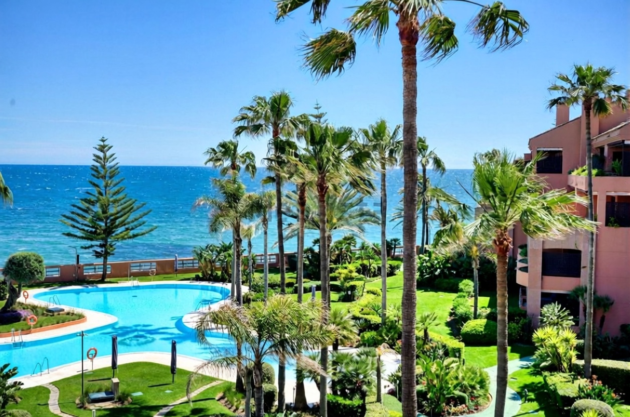 Dachgeschosswohnung zum Verkauf in erster Meereslinie in Marbella — Meerblick