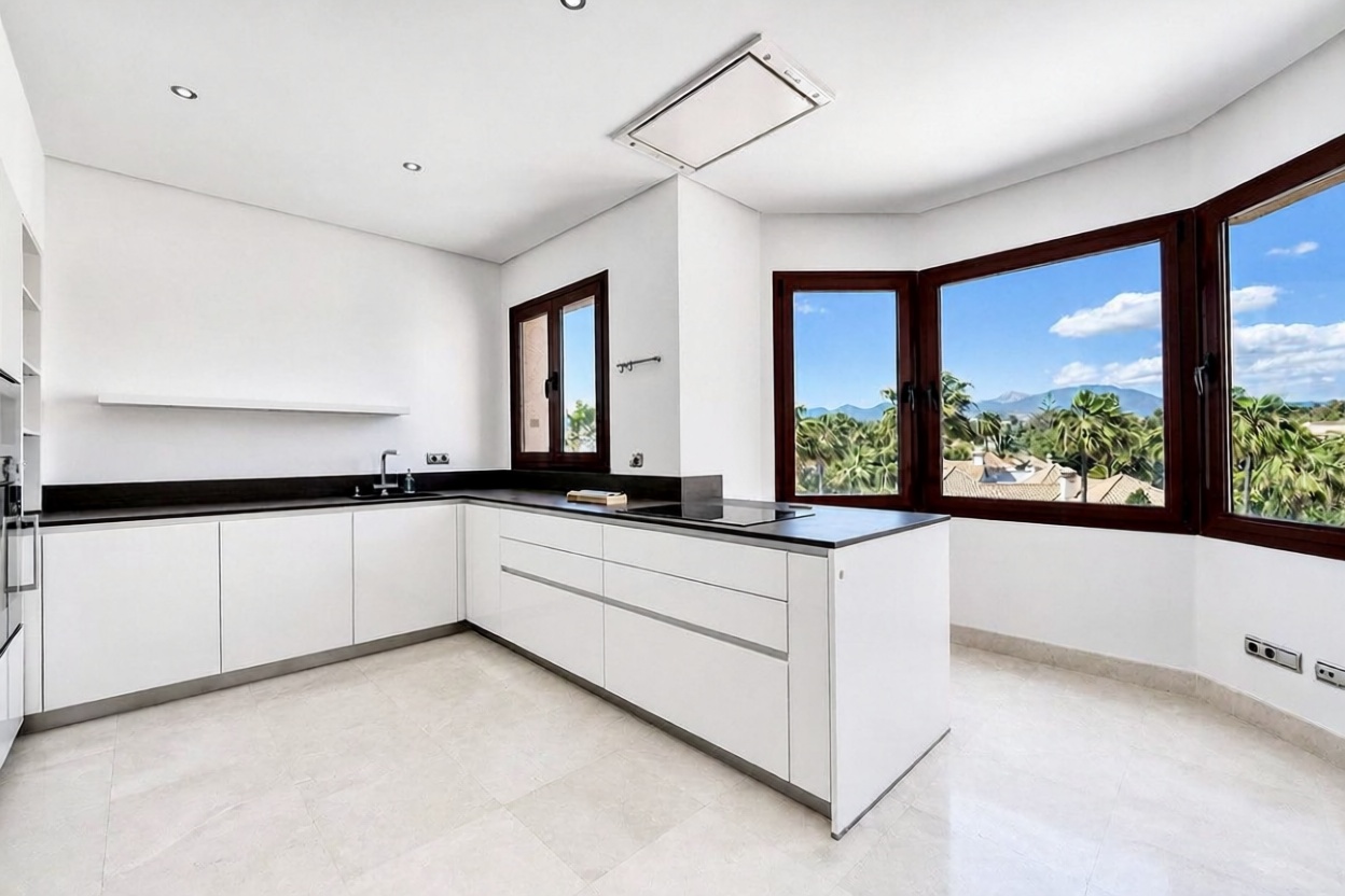 Dachgeschosswohnung zum Verkauf in erster Meereslinie in Marbella — Küche
