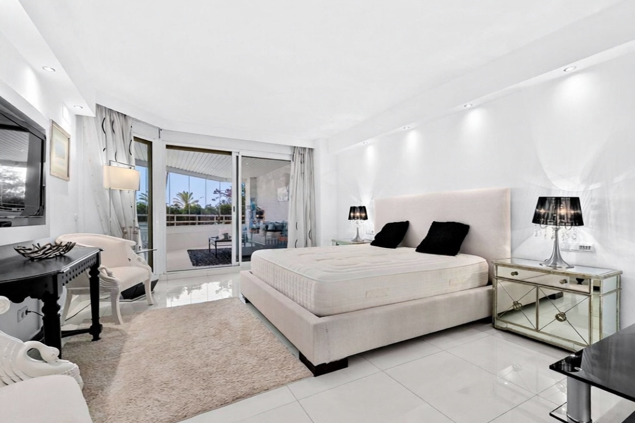 Квартира на продажу на первой линии пляжа в Marbella — Спальня