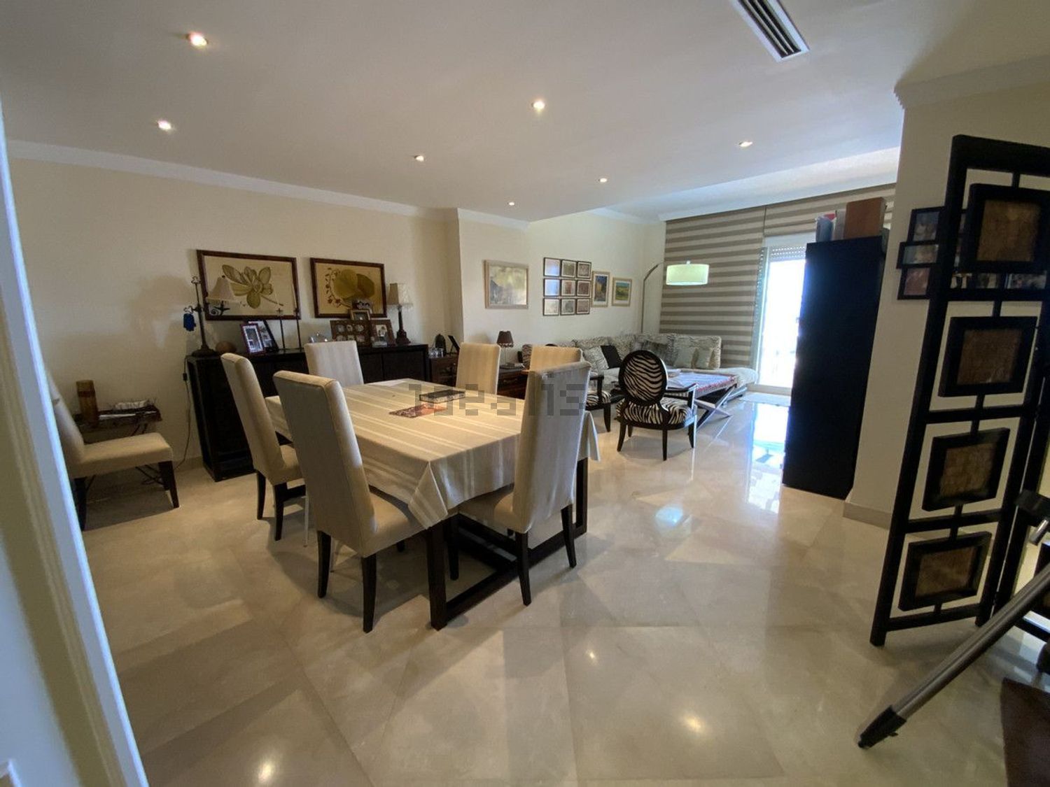 Beachfront flat in Marbella — Dining room