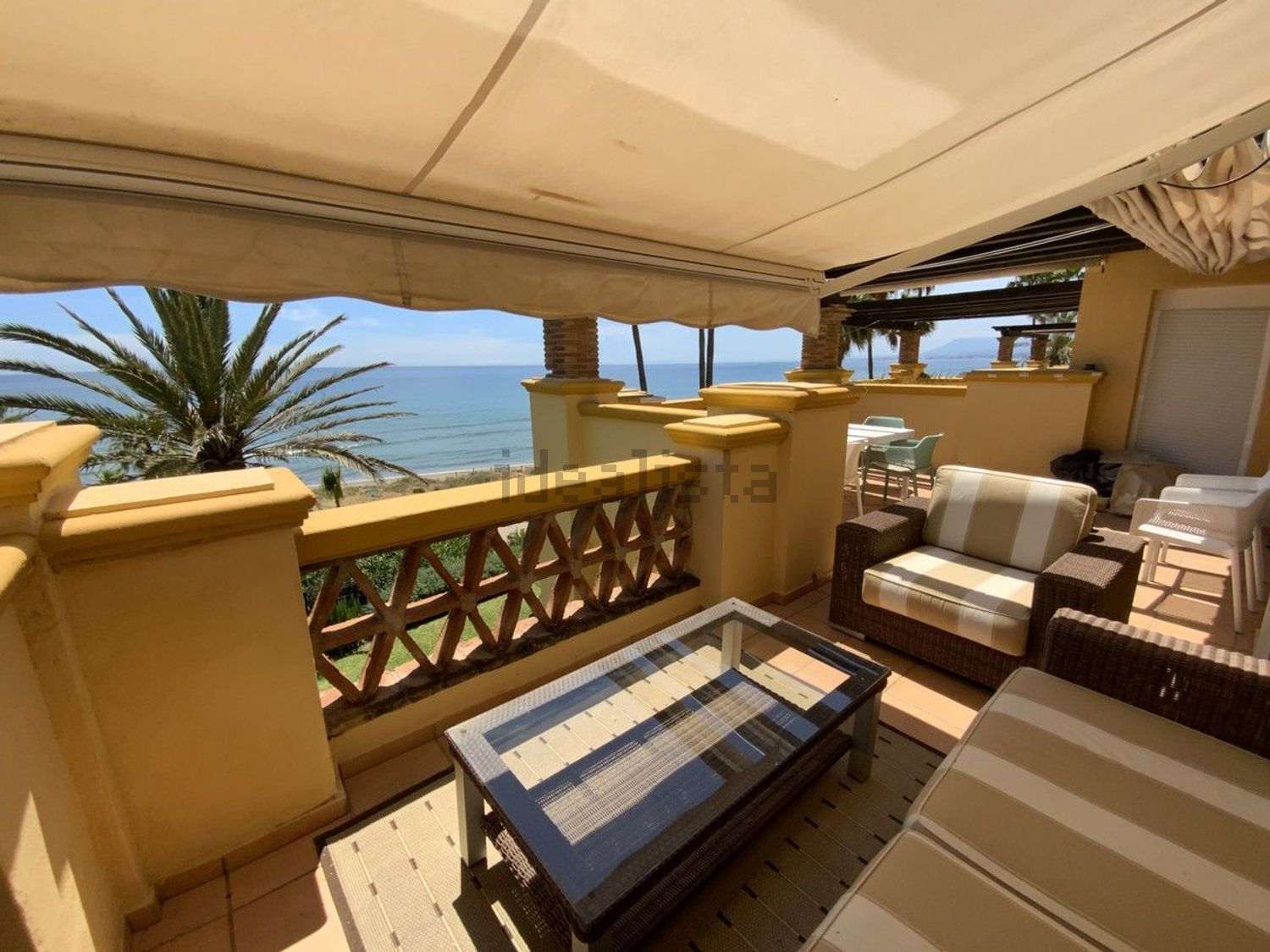 Beachfront flat in Marbella — Sea terrace