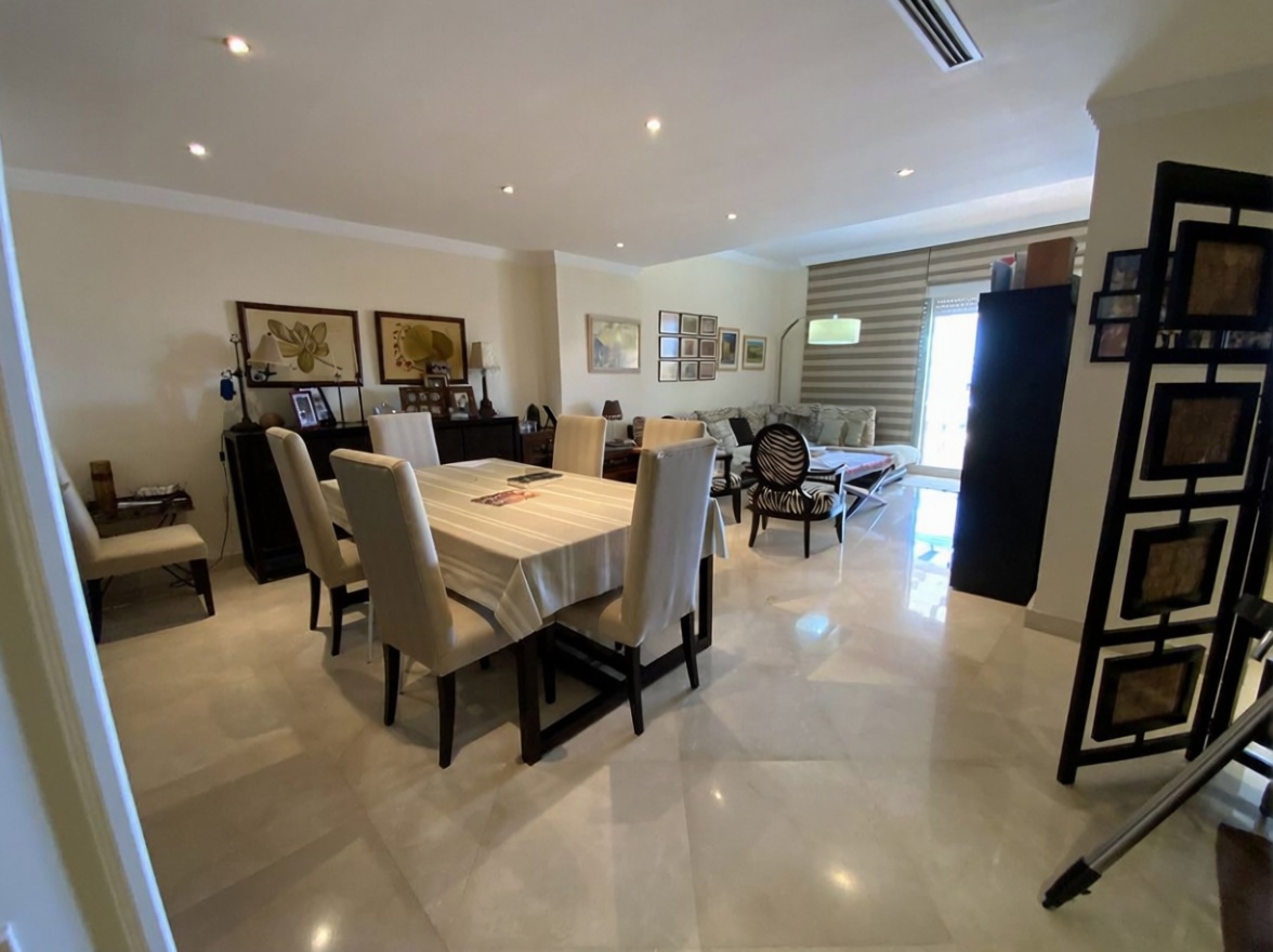 Квартира на продажу на первой линии пляжа в Marbella — Столовая