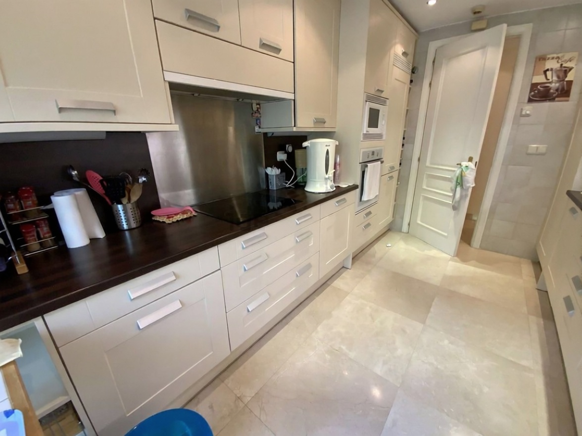 Квартира на продажу на первой линии пляжа в Marbella — Кухня