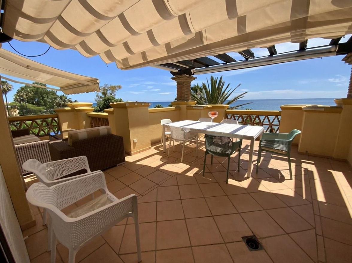 Piso en primera línea de playa en Marbella — Terraza mar
