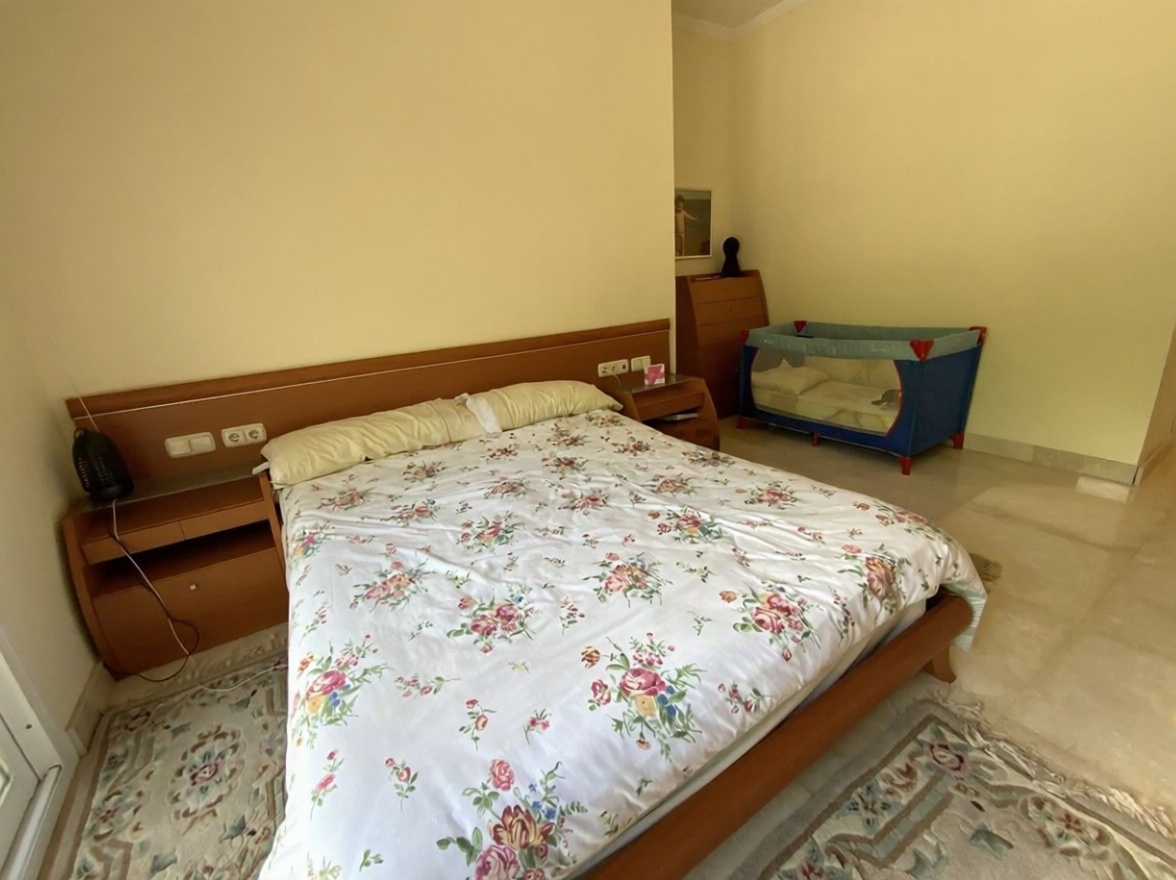 Piso en primera línea de playa en Marbella — Dormitorio