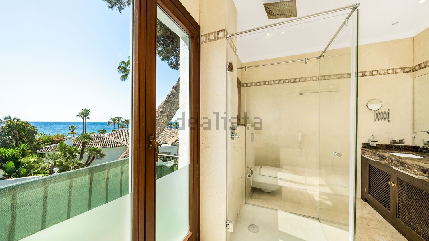 Seafront attic in Marbella — Bathroom