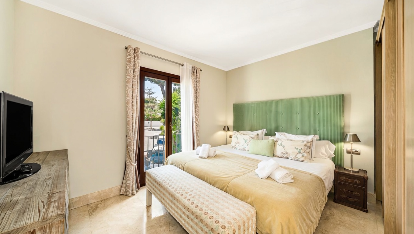 Мансарда на продажу на первой линии моря в Marbella — Спальня