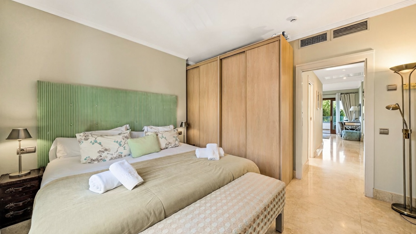 Мансарда на продажу на первой линии моря в Marbella — Спальня
