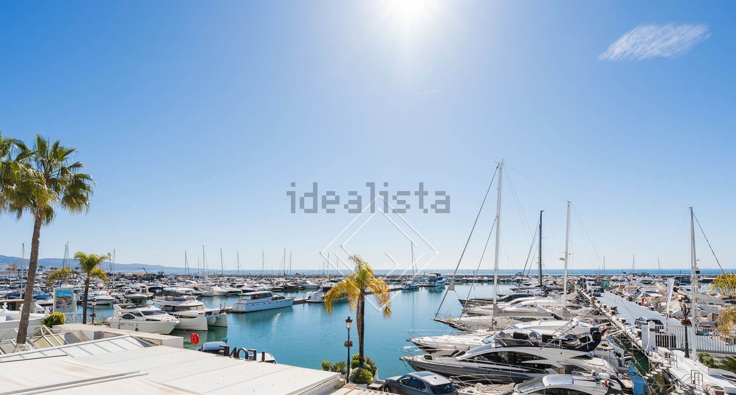 Beachfront flat in Marbella — Sea view