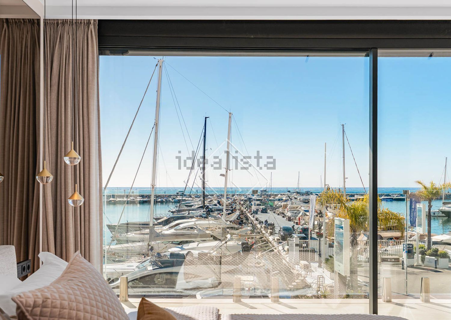 Beachfront flat in Marbella — Bedroom