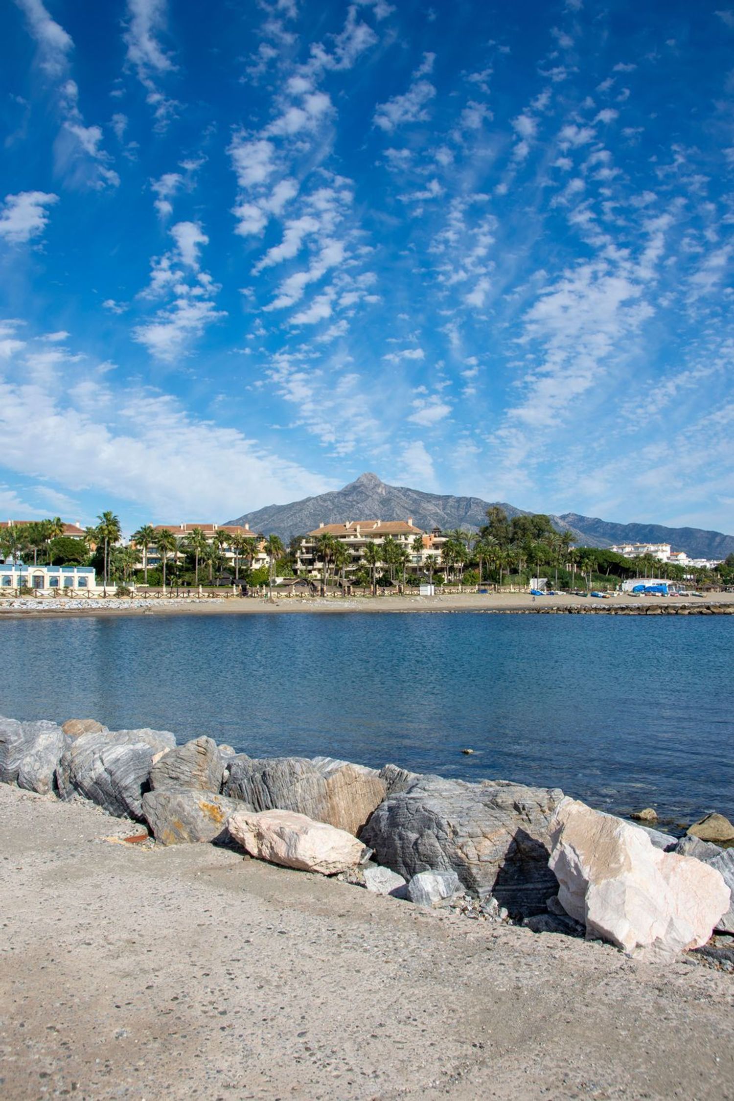 Beachfront flat in Marbella — Sea view