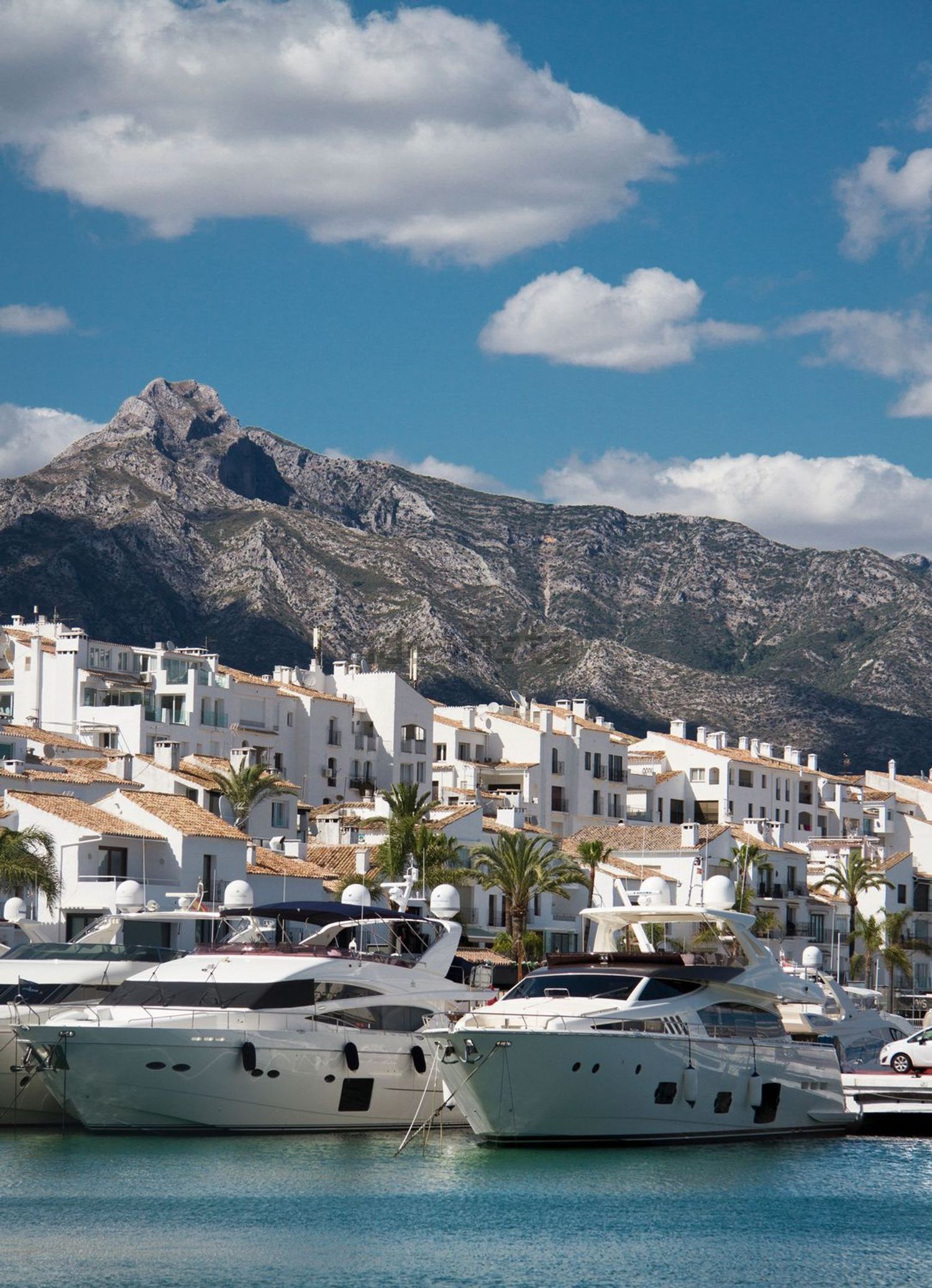 Beachfront flat in Marbella — Sea view