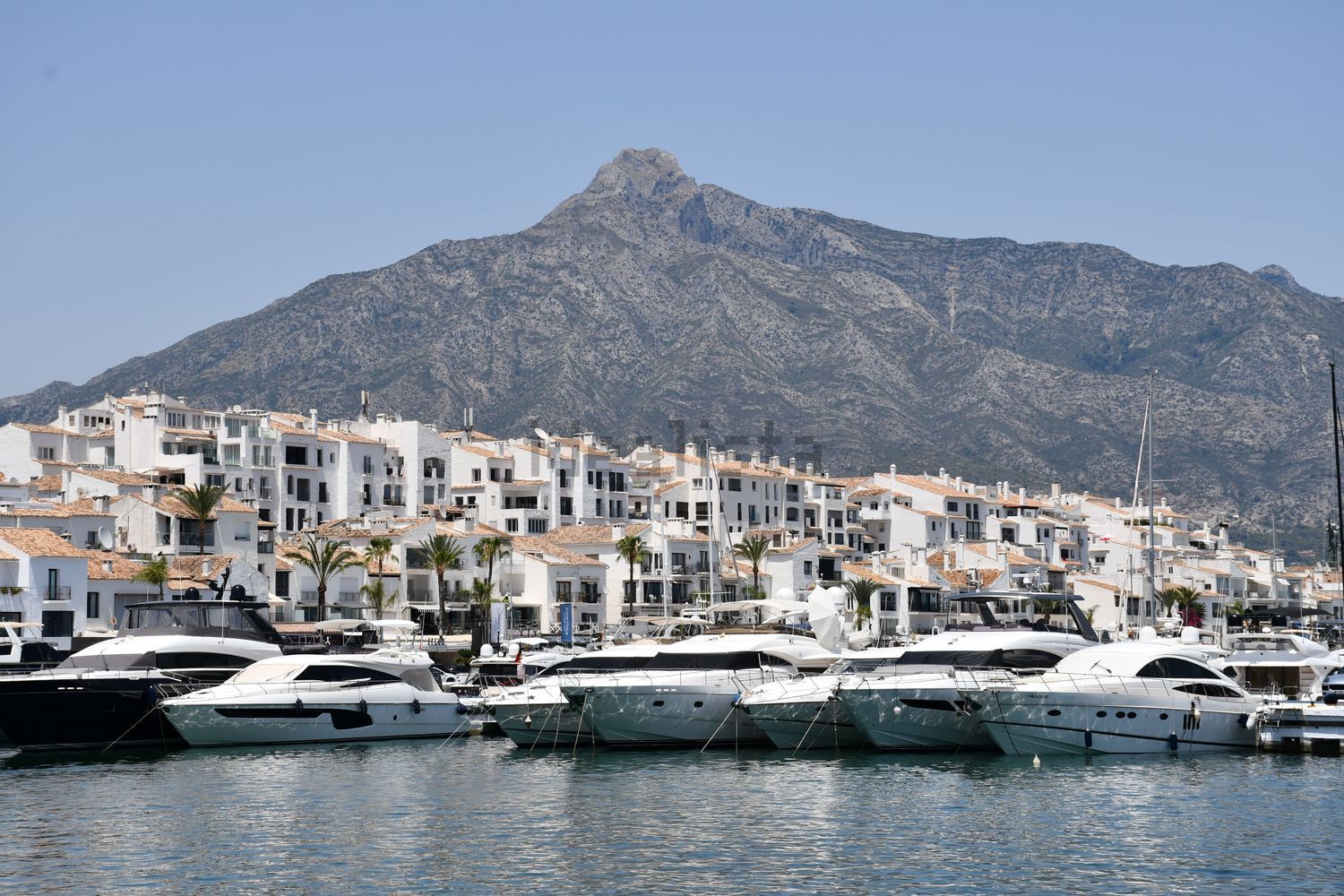 Beachfront flat in Marbella — Sea view